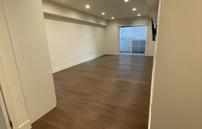 Studio, 1 bath, 640 sqft, $2,300, Unit 205