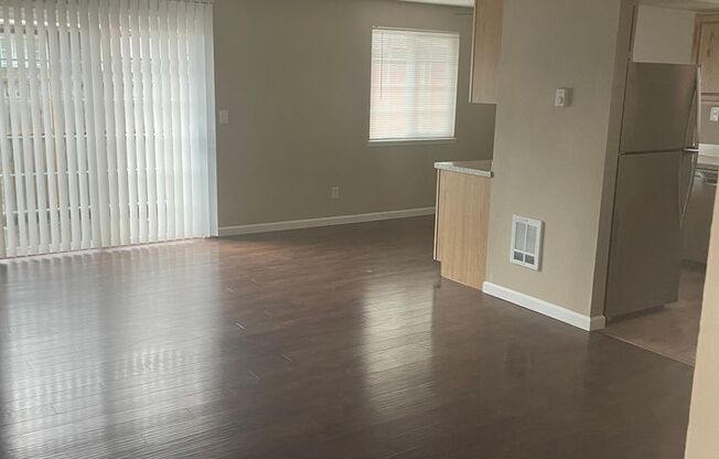 2 beds, 1 bath, 945 sqft, $1,500, Unit 090