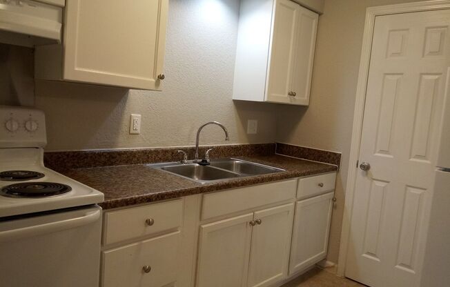 2 beds, 1 bath, 918 sqft, $1,249, Unit G224