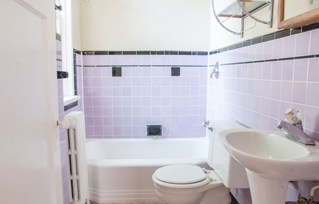 $1245 – 1 BR, 1 BA, Heat, HWF, 15 ft Ceilings- 1665 N Humboldt