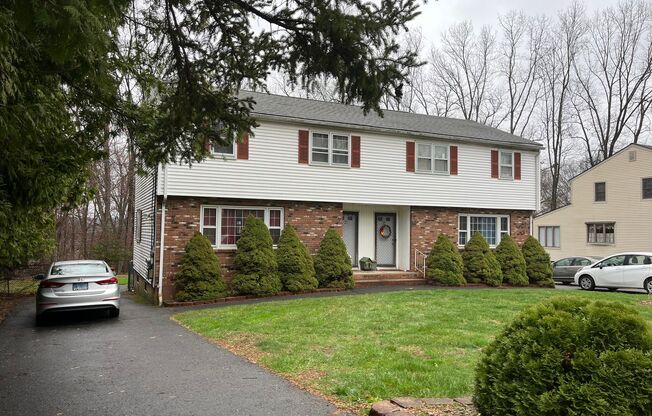 Townhouse style 3 bedroom, 1.5 bathroom
