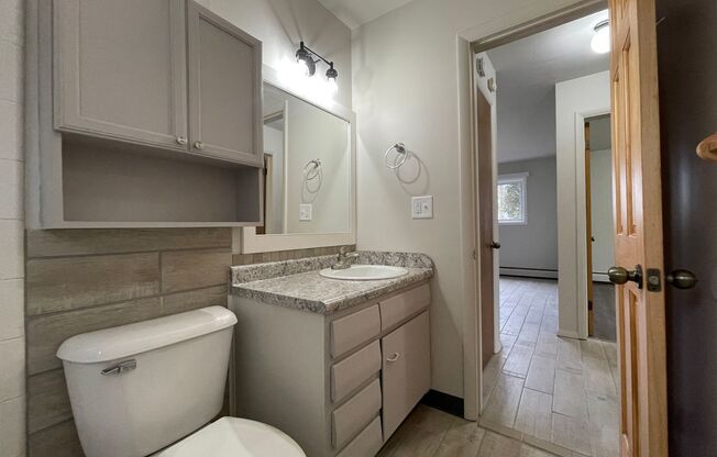 2 beds, 1 bath, $1,195, Unit B