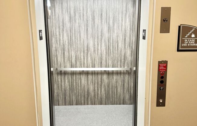 2 Bed, 2 Bath Condo on Top Floor w/ Elevator Close to Downtown Franklin
