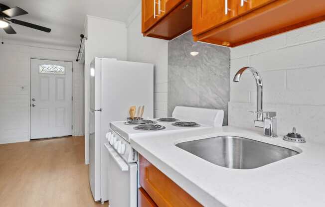Kahakai Apartments kitchen appliances