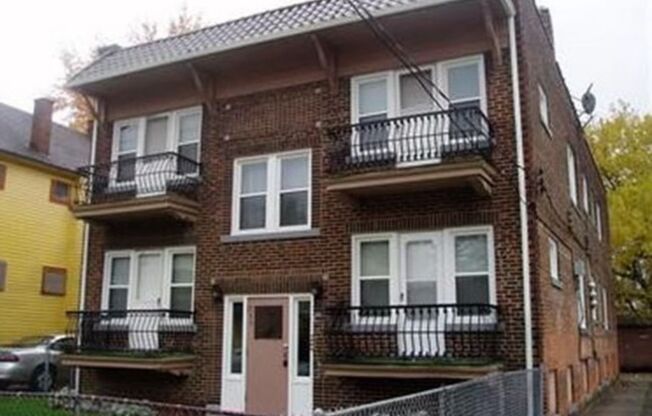 2 beds, 1 bath, $700, Unit Unit ONE