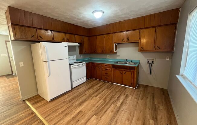 3 beds, 1 bath, $950