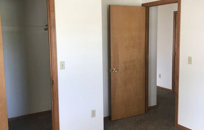 2 beds, 1 bath, 700 sqft, $875, Unit Unit 2