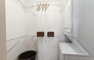 apartment with Washer/Dryer