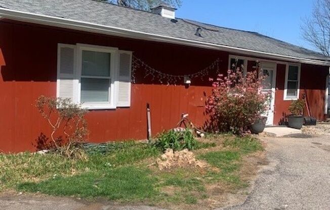 Cozy 2 BR/1 BA Apartment in Bowie!