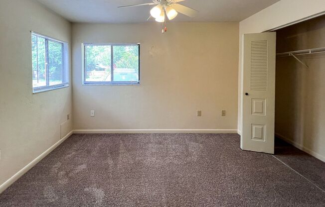 2/2 Flat in Napier Oaks available August 1!
