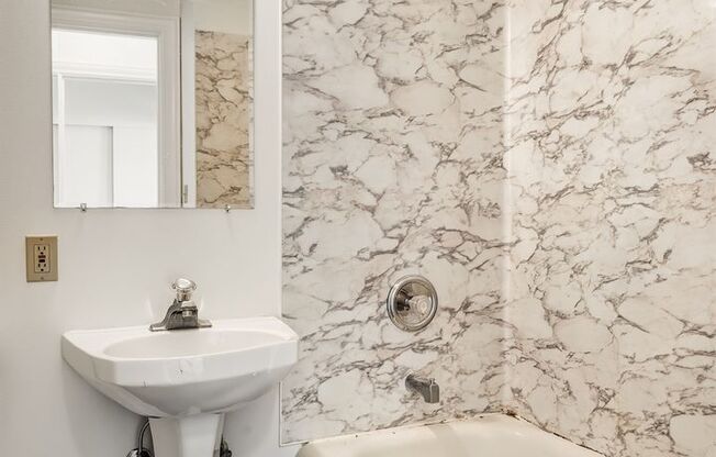 Studio, 1 bath, 425 sqft, $1,595, Unit 420