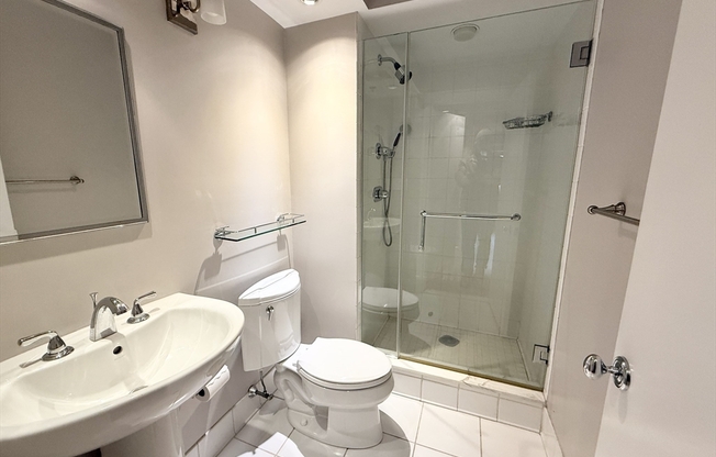 2 beds, 2 baths, $5,500, Unit 704