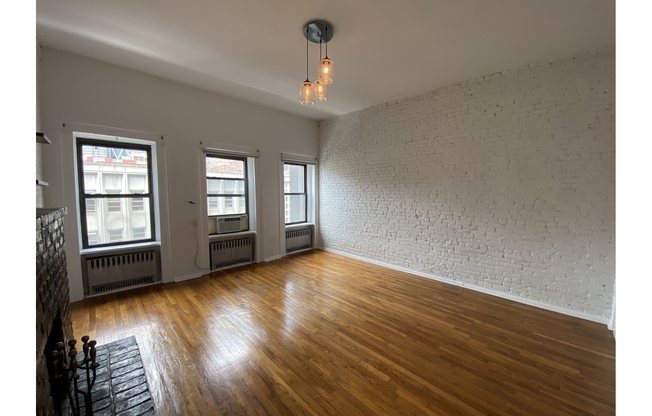314 W 52 ST
