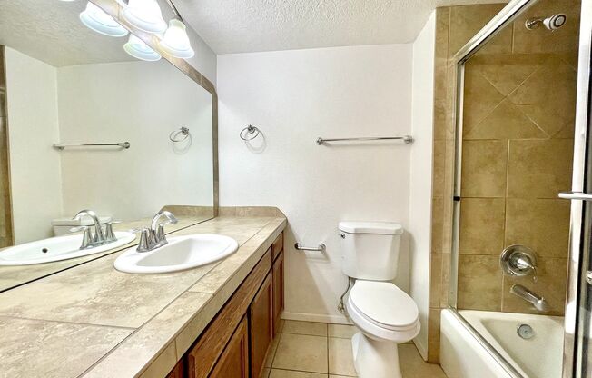 2 beds, 1 bath, 810 sqft, $1,025, Unit 12-C