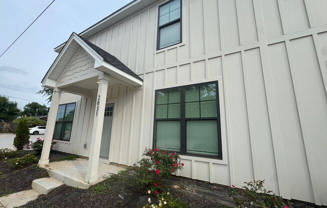 Modern Townhome in Rosewood – Walk to USC, Dining & More!