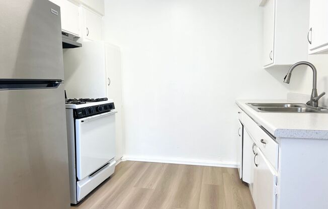 2 beds, 1 bath, $2,350, Unit 2224 1/2