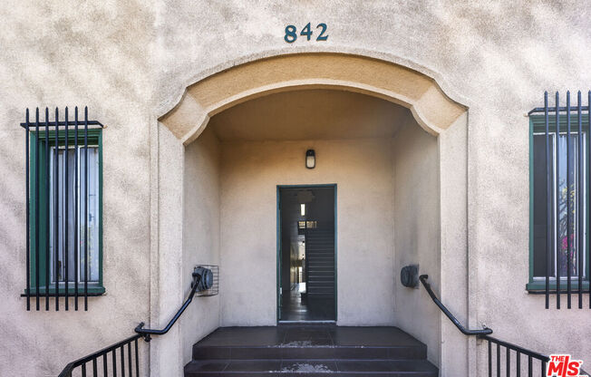 842 W 83 ST