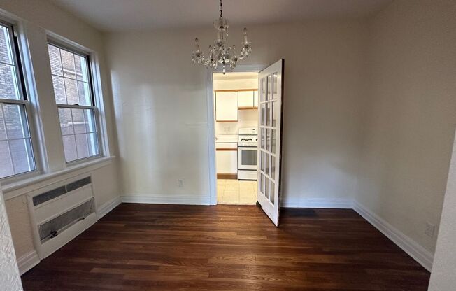 1 bed, 1 bath, 962 sqft, $1,560, Unit New King Edward  208