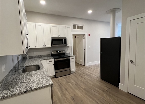 2 beds, 1 bath, 700 sqft, $2,095, Unit 2