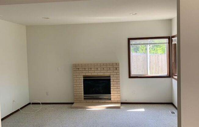 Lovely 3 Bedroom/2.5 Bath, Great Edmonds Neighborhood!