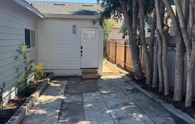 2 bedroom 1 bath for rent in the College Area.