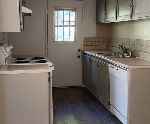 2 beds, 1 bath, $2,575