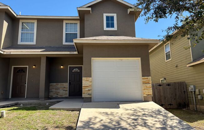 Beautifully Renovated Town-home - Near Medical Center