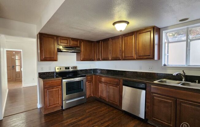 811 S RIFLE WAY