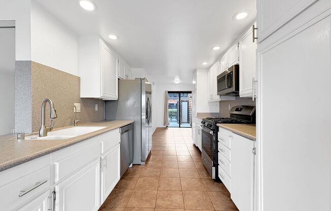 Incredible 2BD/2.5BA w/Ocean Views and Across the Street From Torrey Pines Beach!