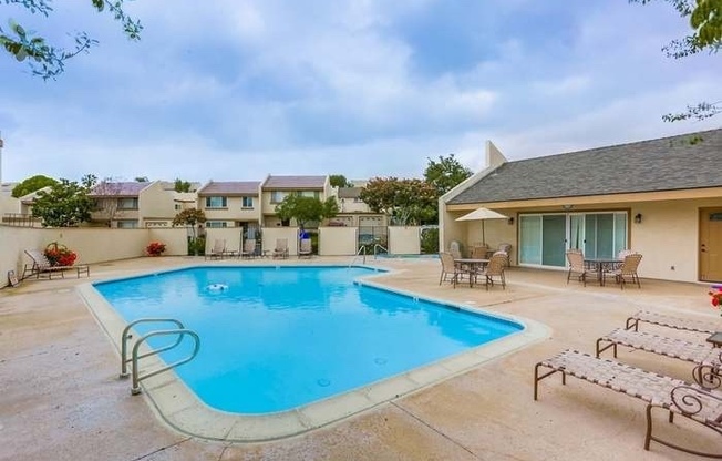 Spacious 4-Bed Townhome in the Heart of Clairemont!