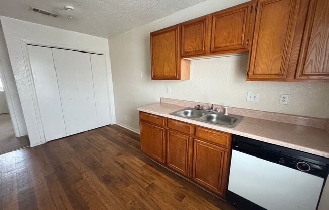 2 beds, 1 bath, 795 sqft, $725, Unit Apt D