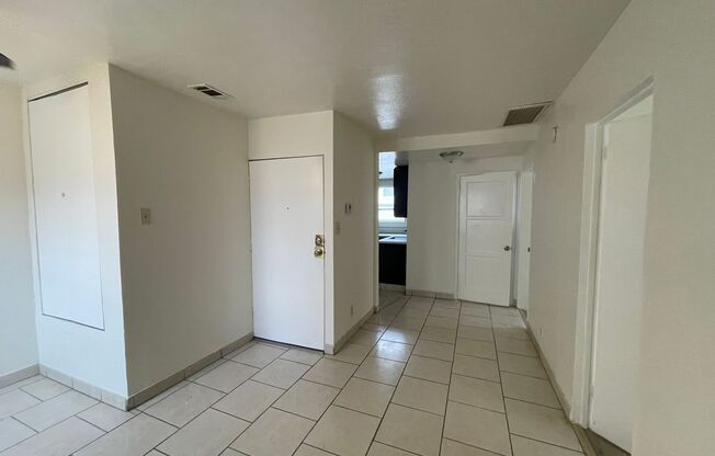 Spacious 2B/1B located in Glendale! AVAILABLE NOW