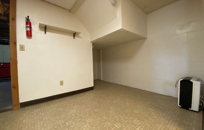 Studio, 1 bath, 400 sqft, $725, Unit UNIT 5