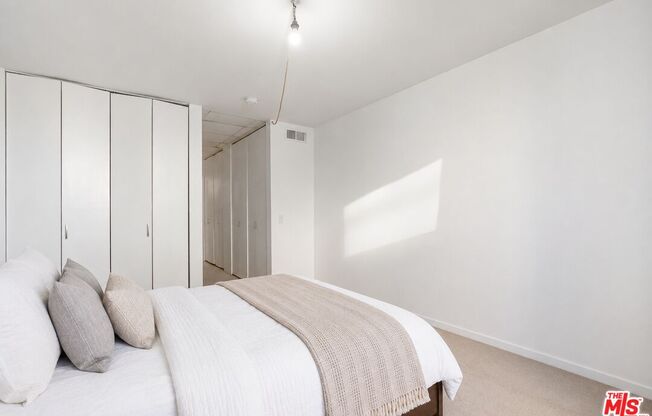 1 bed, 1.5 baths, 869 sqft, $3,350, Unit 1206
