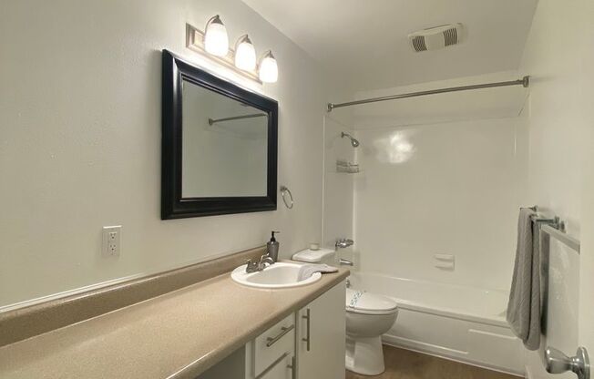 2 beds, 1 bath, 807 sqft, $1,675, Unit C4