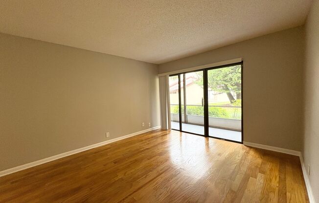 Gorgeous 1/1 Condo in Winter Springs ~ Updated Kitchen/Bath & Real Hardwood Floors!