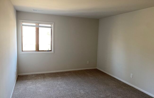 2 beds, 1.5 baths, 1,150 sqft, $1,915, Unit 4