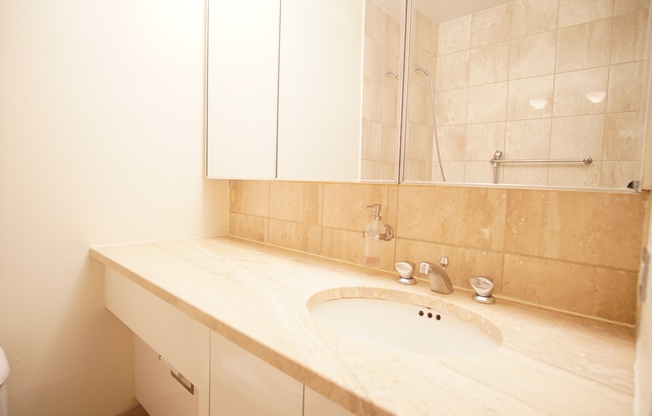 1 bed, 2 baths, 927 sqft, $5,500, Unit 18G