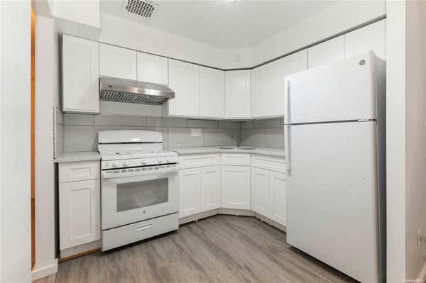 3 beds, 1 bath, $3,000, Unit 2