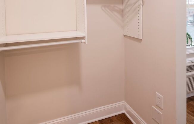 Studio, 1 bath, 380 sqft, $1,995, Unit 210