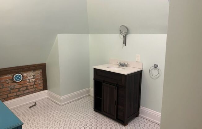 1 bed, 1 bath, 1,000 sqft, $1,375, Unit Apt 4