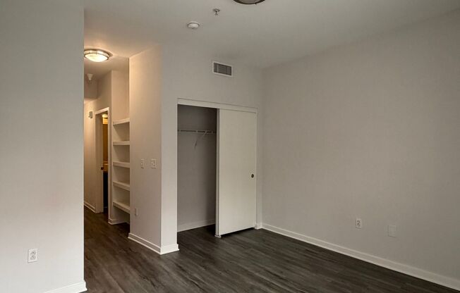 1 bed, 1.5 baths, 889 sqft, $2,740, Unit 256