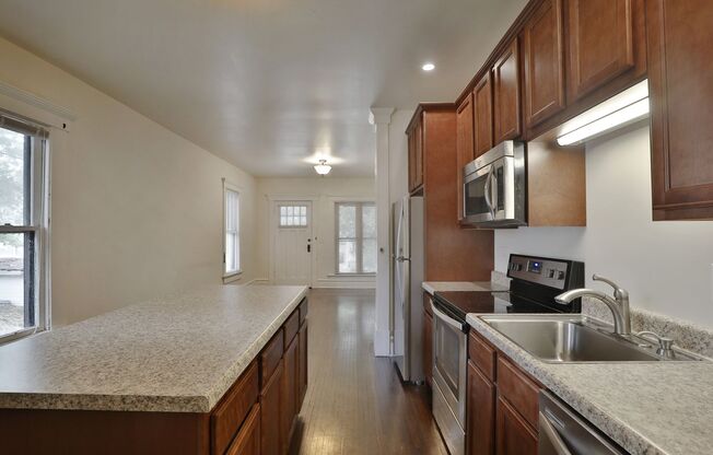 NEWLY RENOVATED NORTH CAMPUS - 3 BEDROOM 2 FULL BATHROOMS