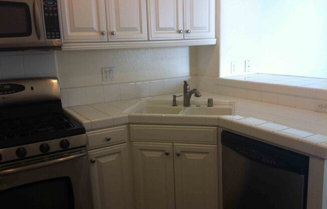 End unit townhome - Stainless Appl, Garage Washer, Dryer, Refrigerator, Pets considered