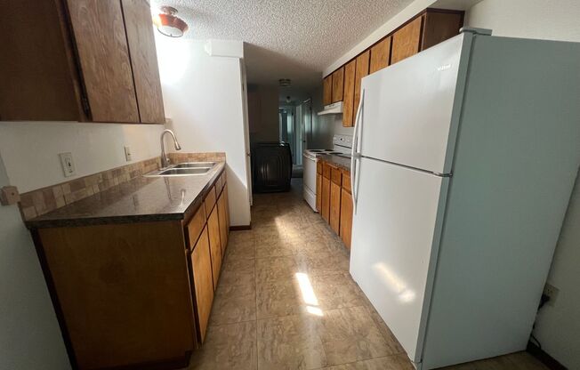 2 beds, 1 bath, $1,650, Unit B