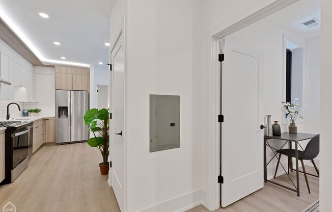 1613 W BELMONT