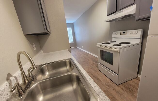 2 beds, 1 bath, $925, Unit 501