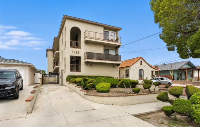 1152 W 24