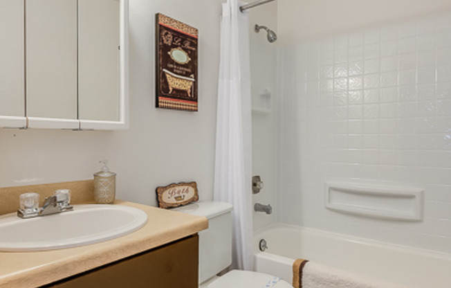 1 bed, 1 bath, 780 sqft, $1,810, Unit M204