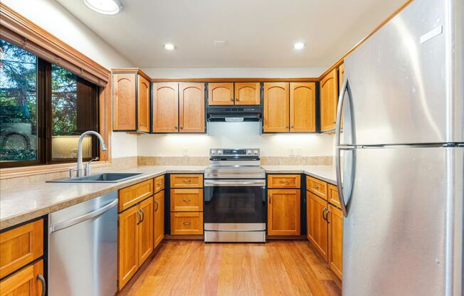 Secluded Lake Oswego Condo at Mountainside Terrace - Recently Renovated! 1 Month Free Special